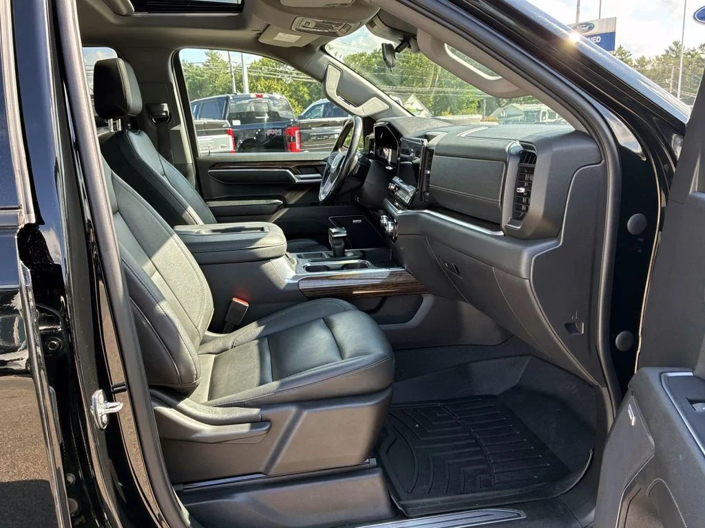 Used 2022 Black GMC Elevation image 9