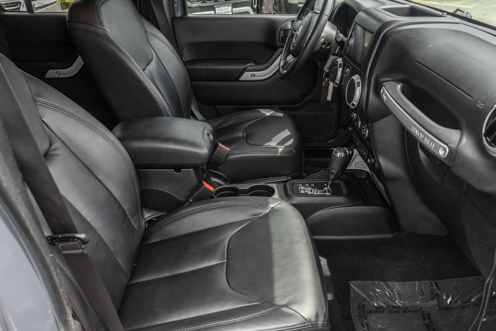 Used 2017 Black Jeep Unlimited Sahara image 32