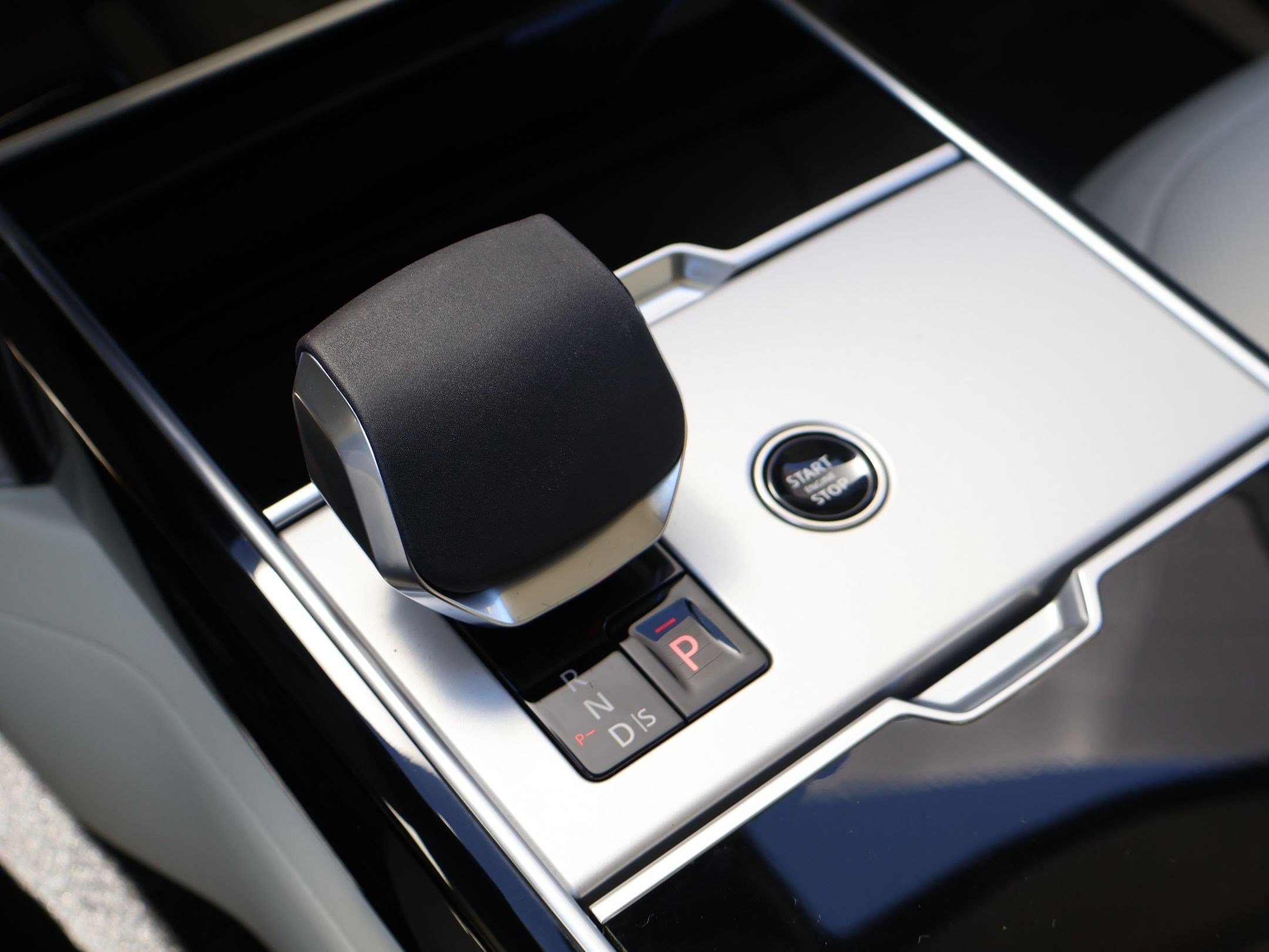 2026 Land Rover Range Rover SE - Photo 14