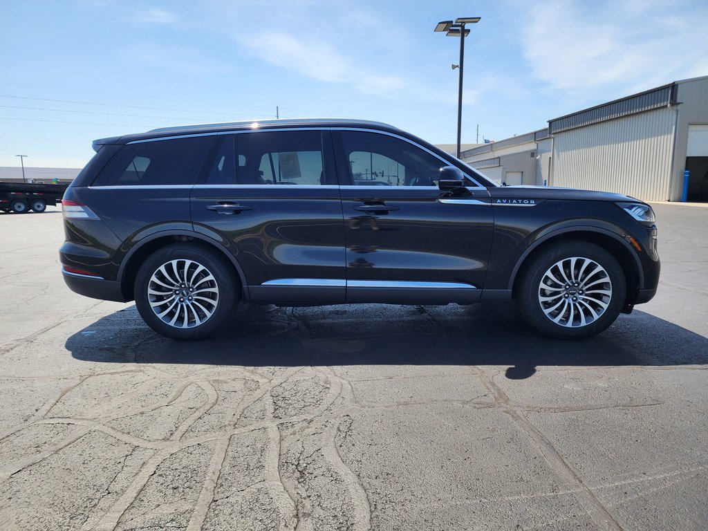 Used 2020 Infinite Black Metallic Lincoln Reserve image 4