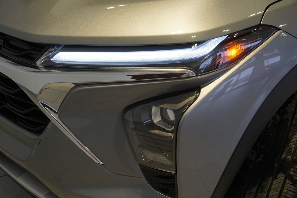 Used 2025 Gray Chevrolet LT image 28