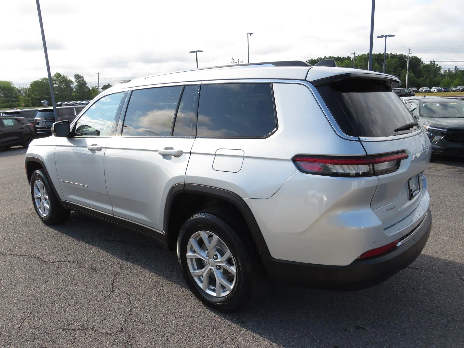 Used 2023 Silver Zynith Jeep Limited image 12