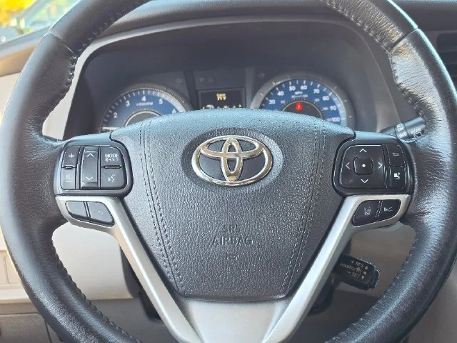 Used 2018 Beige Toyota XLE image 27