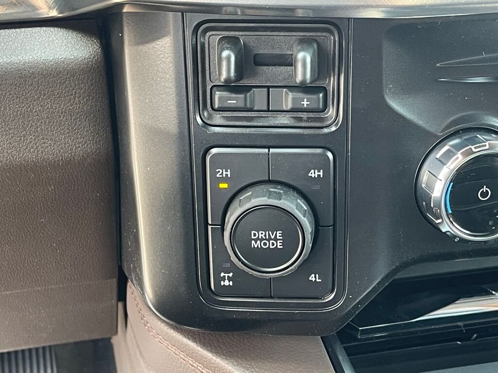 New 2026 Star White Metallic Tri-Coat/Marsh Gray Ford King Ranch image 15