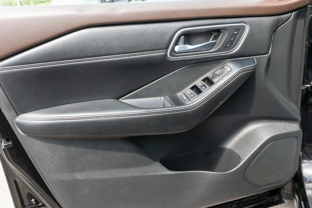 Used 2021 Black Nissan SL image 17