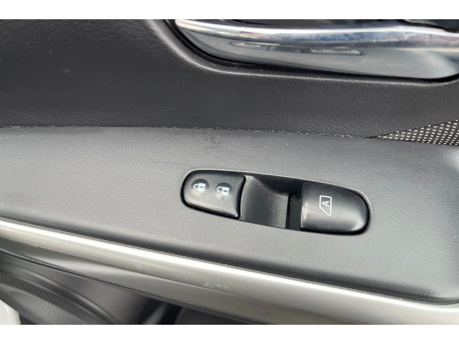 Used 2019 Aspen White Tricoat Nissan SV image 22