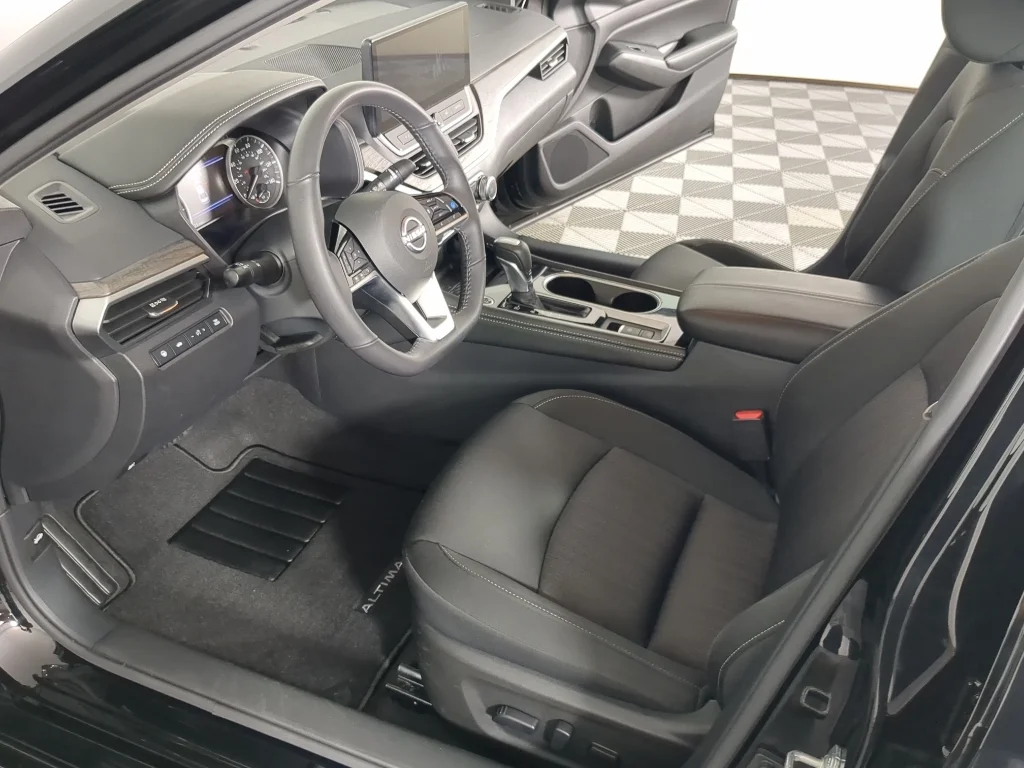 Used 2024 Super Black Nissan 2.5 SV image 12