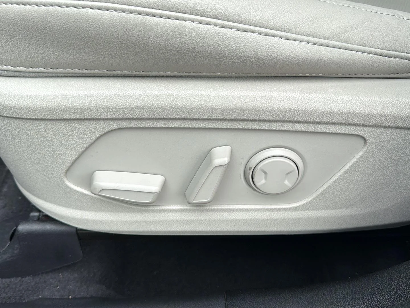 Used 2023 Wolf Gray Kia EX image 10