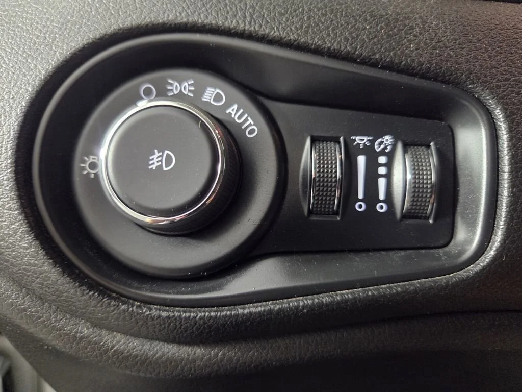 Used 2020 Glacier Metallic Clearcoat Jeep Trailhawk image 19