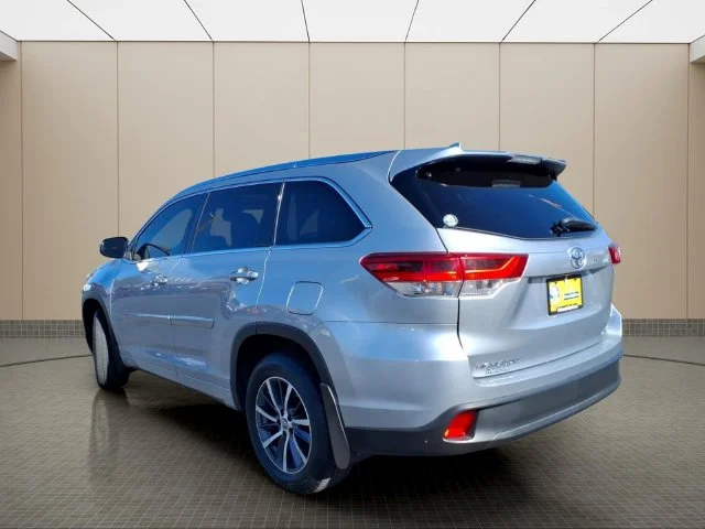 Used 2017 Silver Toyota XLE image 10