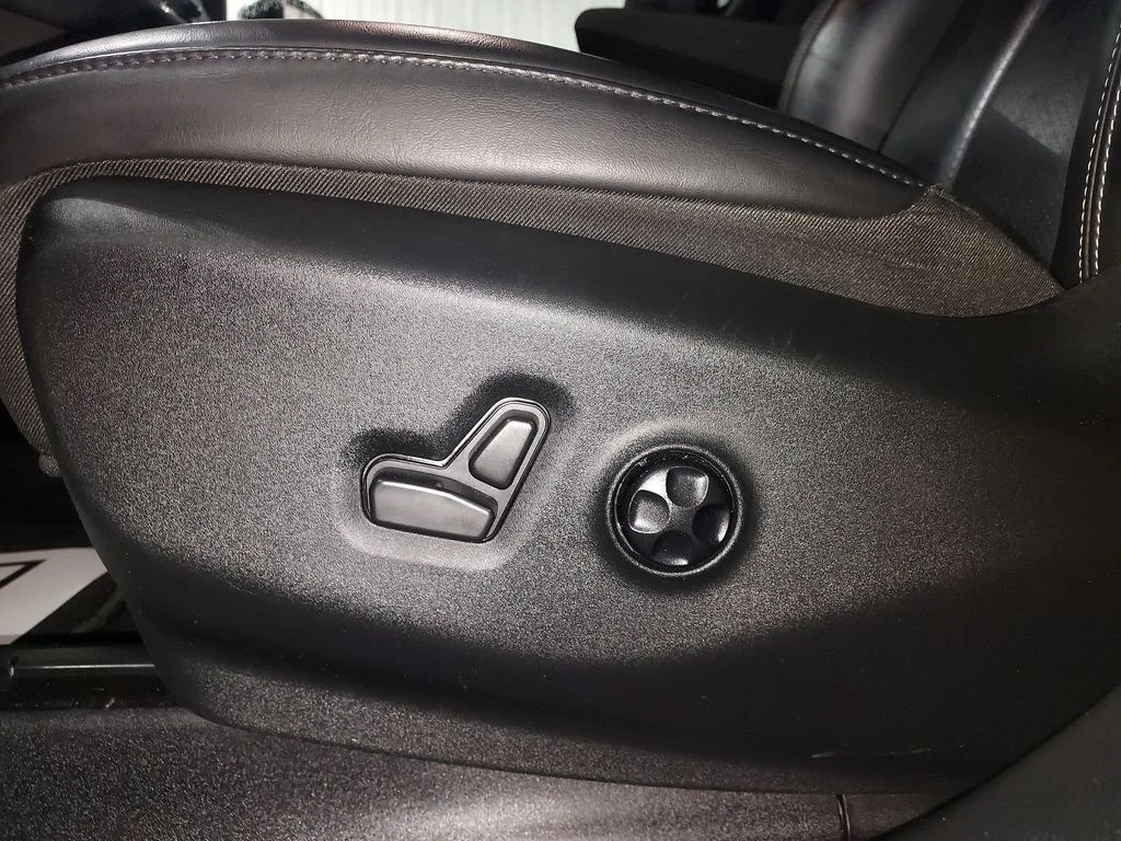 Used 2024 White Chrysler Select image 18