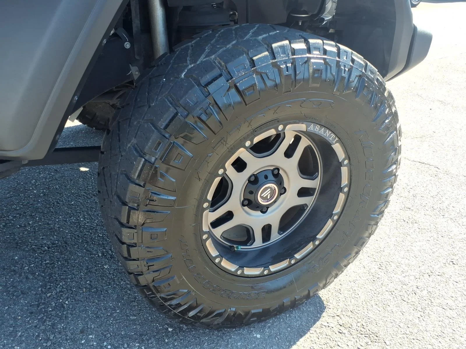 Used 2018 Granite Crystal Metallic Clearcoat Jeep Sport S image 12