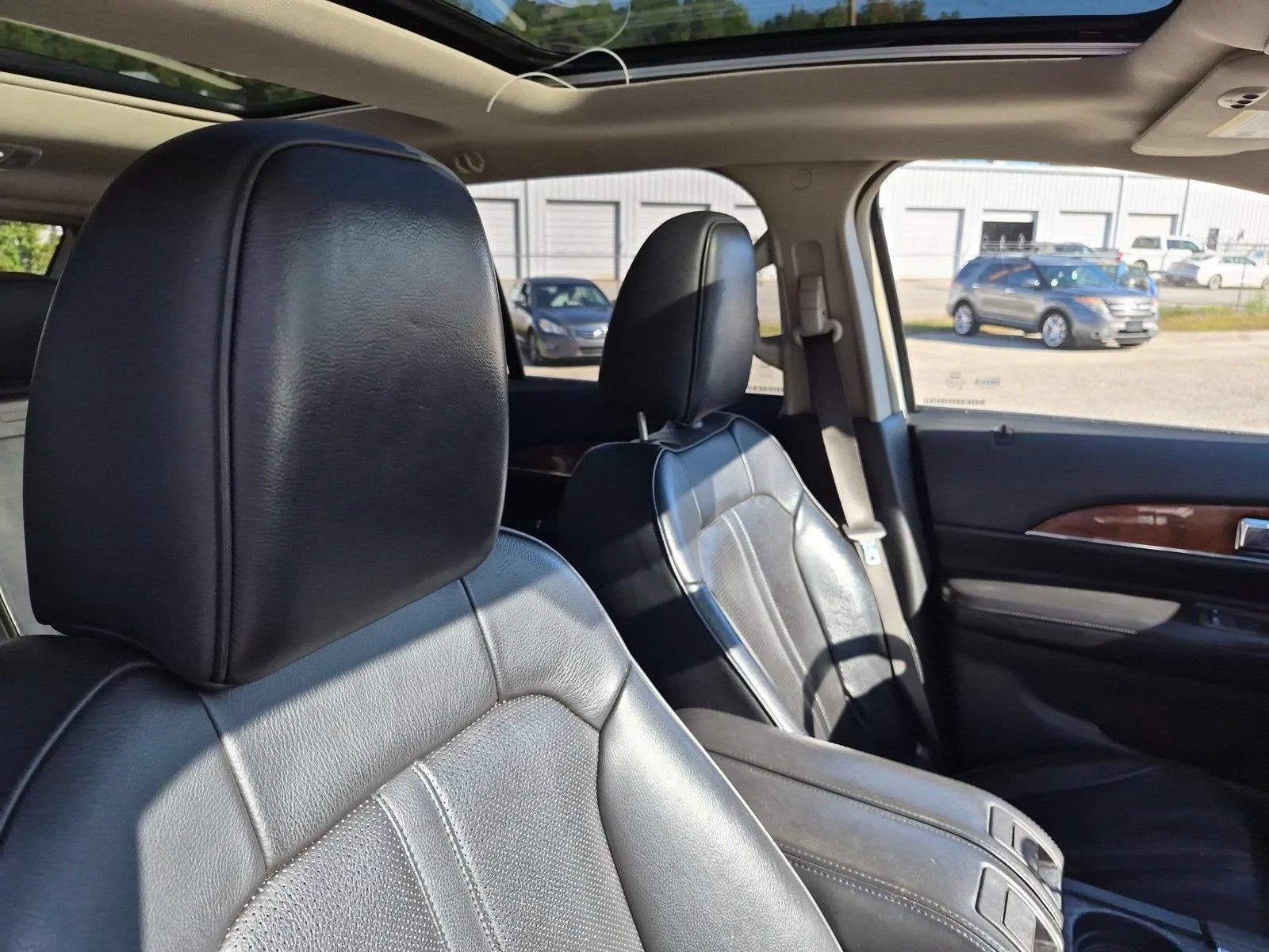 Used 2011 WHITE PLATINUM METALLIC TRI-COAT LINCOLN  image 32