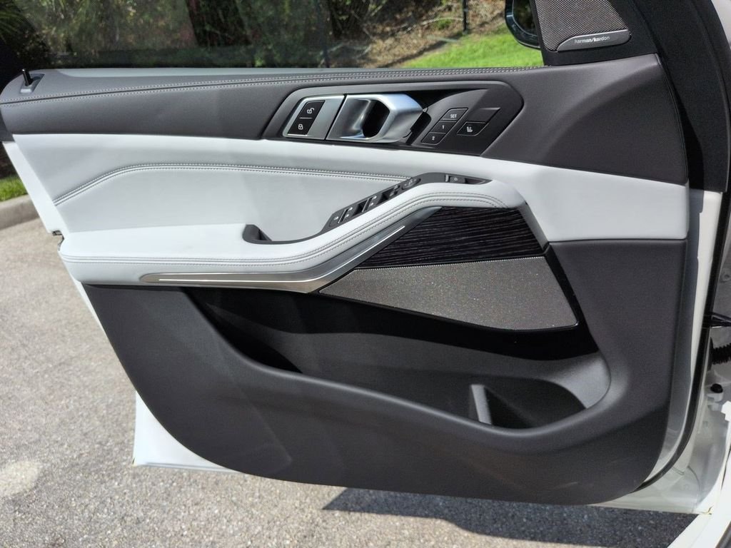 New 2026 Mineral White Metallic BMW xDrive40i image 31