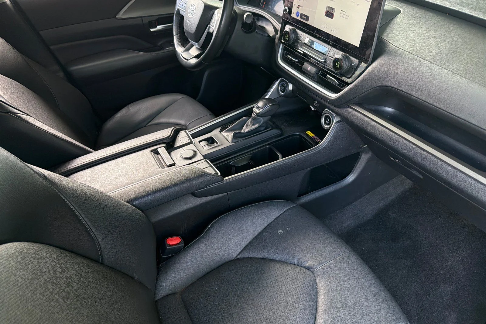 Used 2024 White Toyota XLE image 19