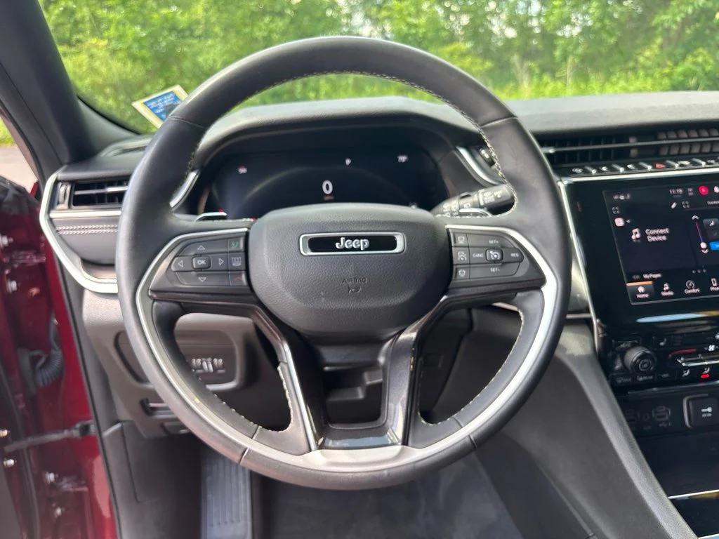 Used 2023 Red Jeep Altitude image 27