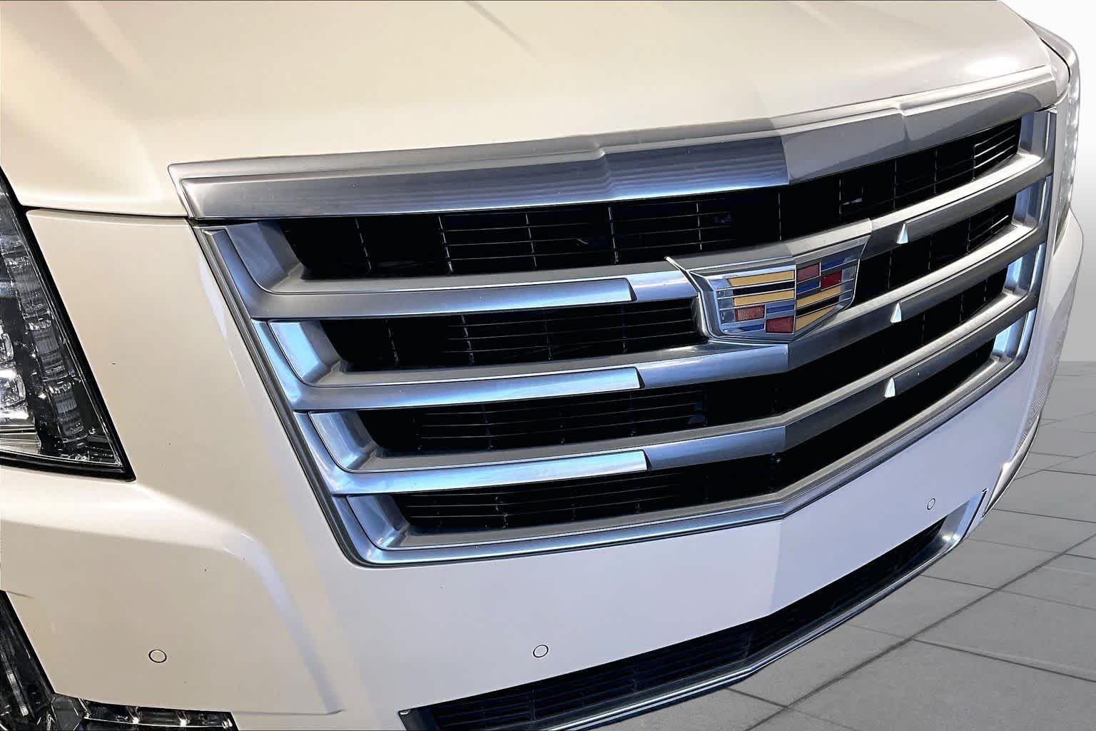 Used 2015 White Diamond Tricoat Cadillac Standard image 28