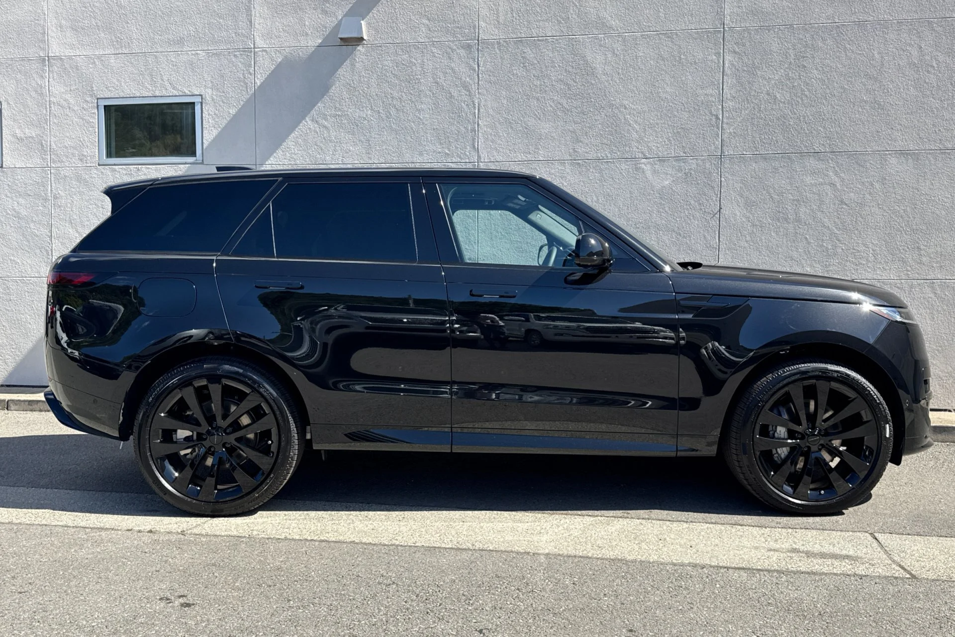 New 2026 Santorini Black Land Rover Dynamic SE image 8