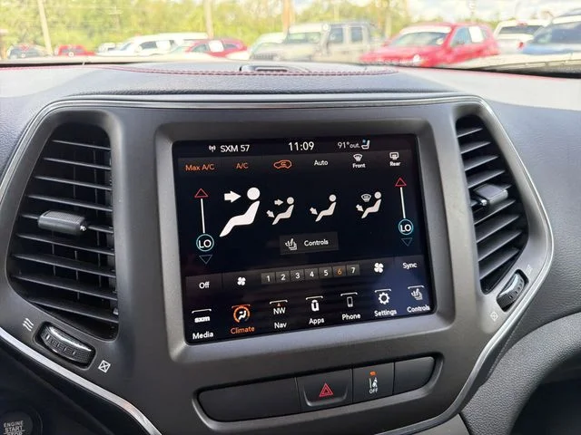 Used 2022 White Jeep Trailhawk image 22