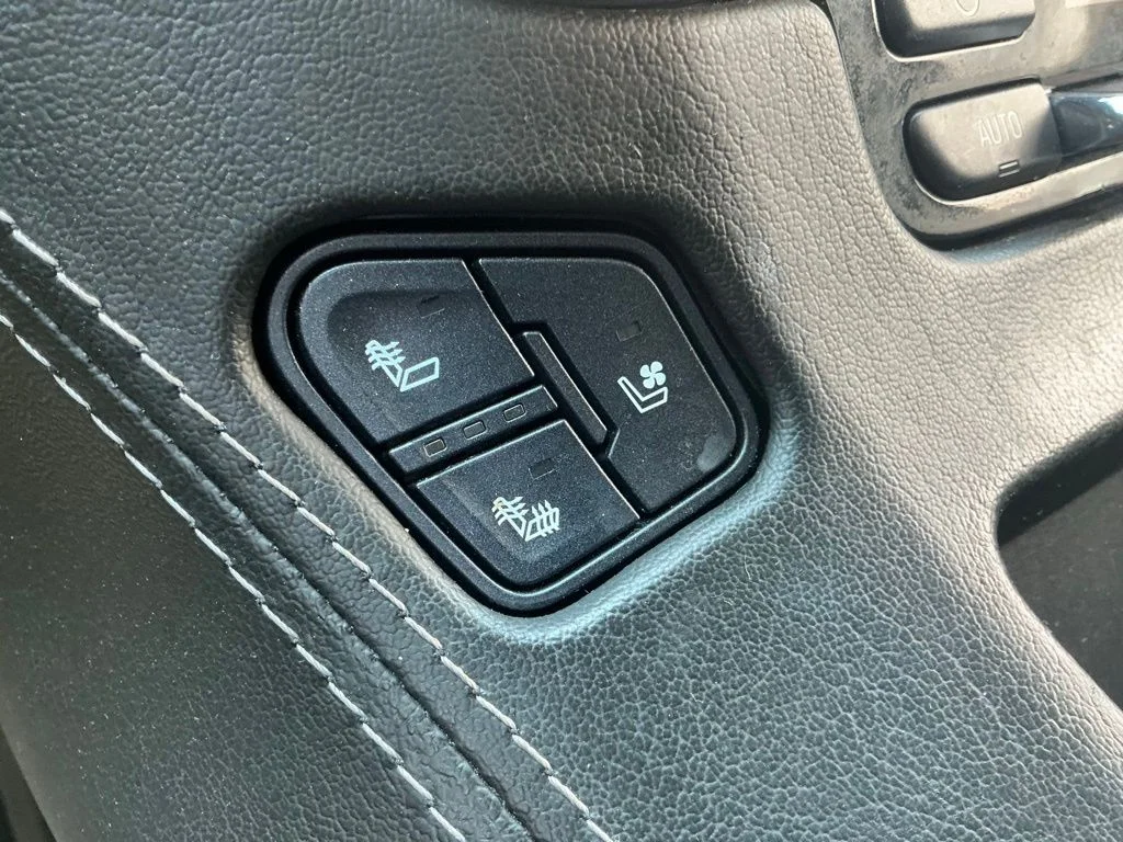 Used 2020 White GMC SLT image 41