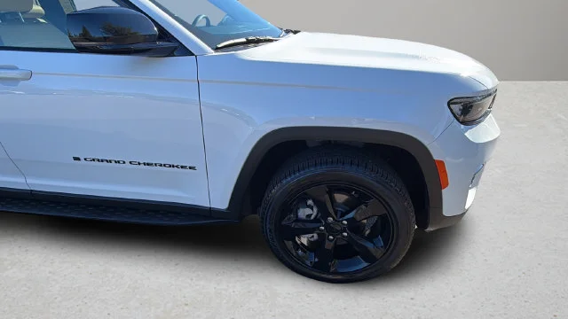 Used 2025 White Jeep Limited image 34