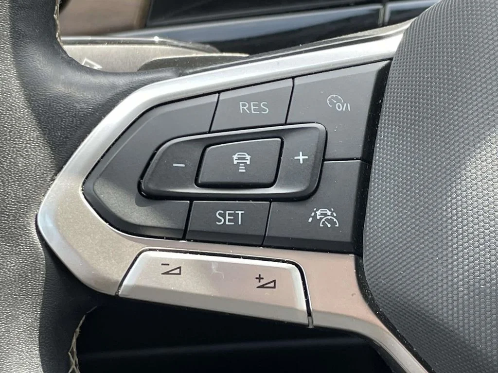 Certified Used 2025  Volkswagen 2.0T SE w/Technology image 25