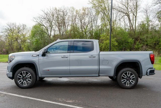 Used 2025  GMC AT4 image 9