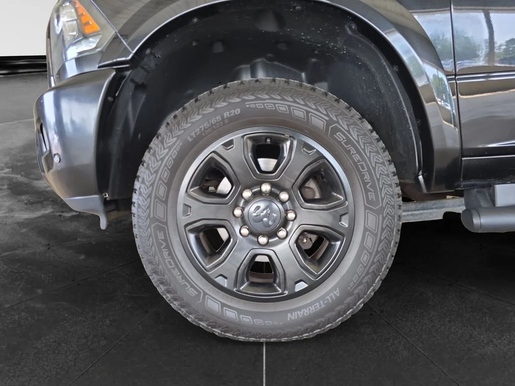 Used 2018 Brilliant Black Crystal Pearlcoat Ram Laramie image 13