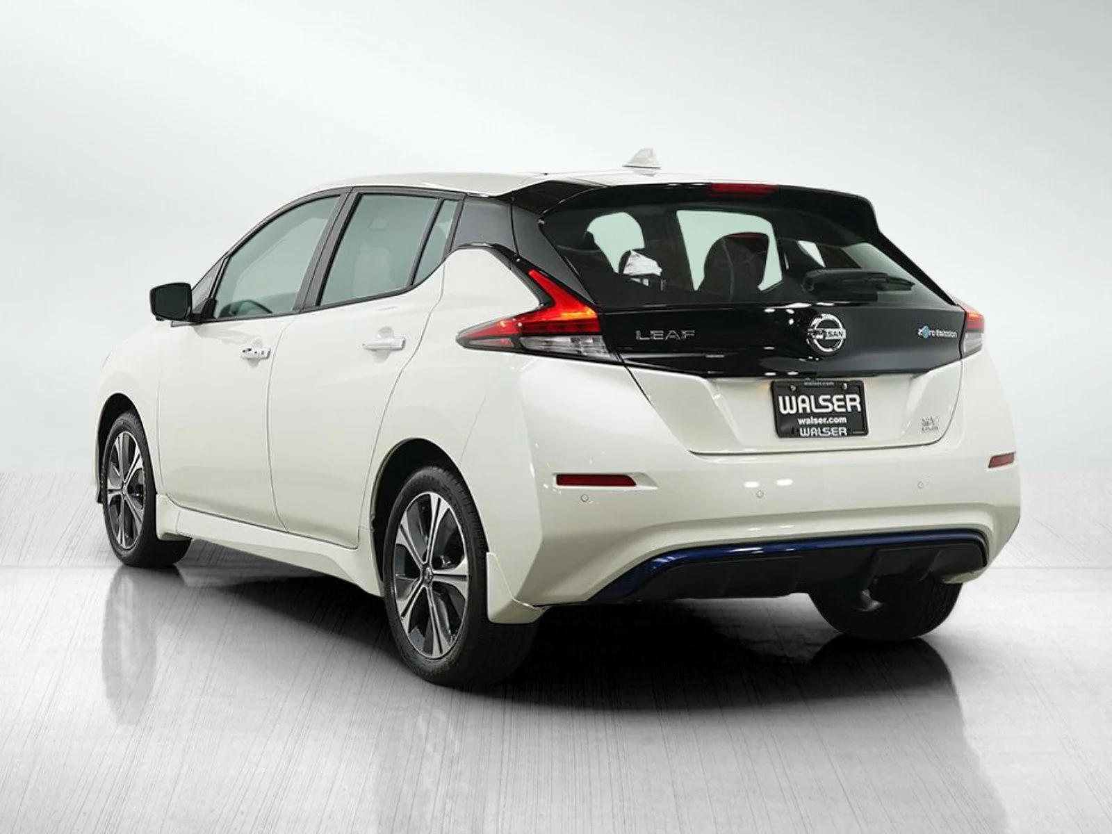Used 2022 Pearl White Nissan SV Plus image 3