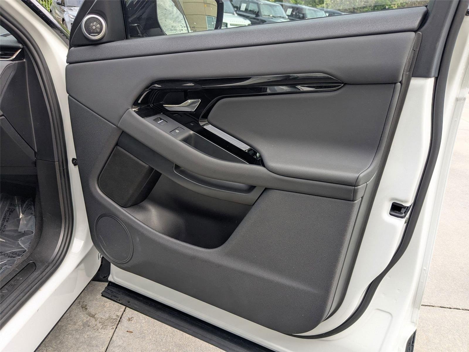 Used 2024 Fuji White Land Rover Core S image 29
