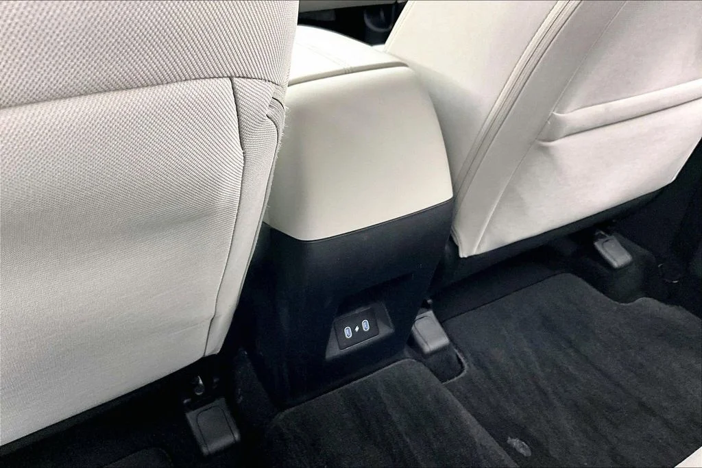 Certified Used 2025 White Pearl Hyundai SE image 33