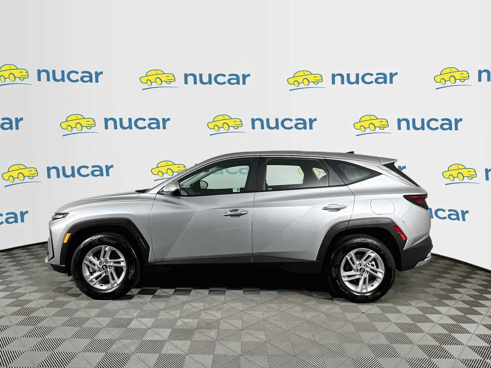 Used 2025 Shimmering Silver Hyundai SE image 4