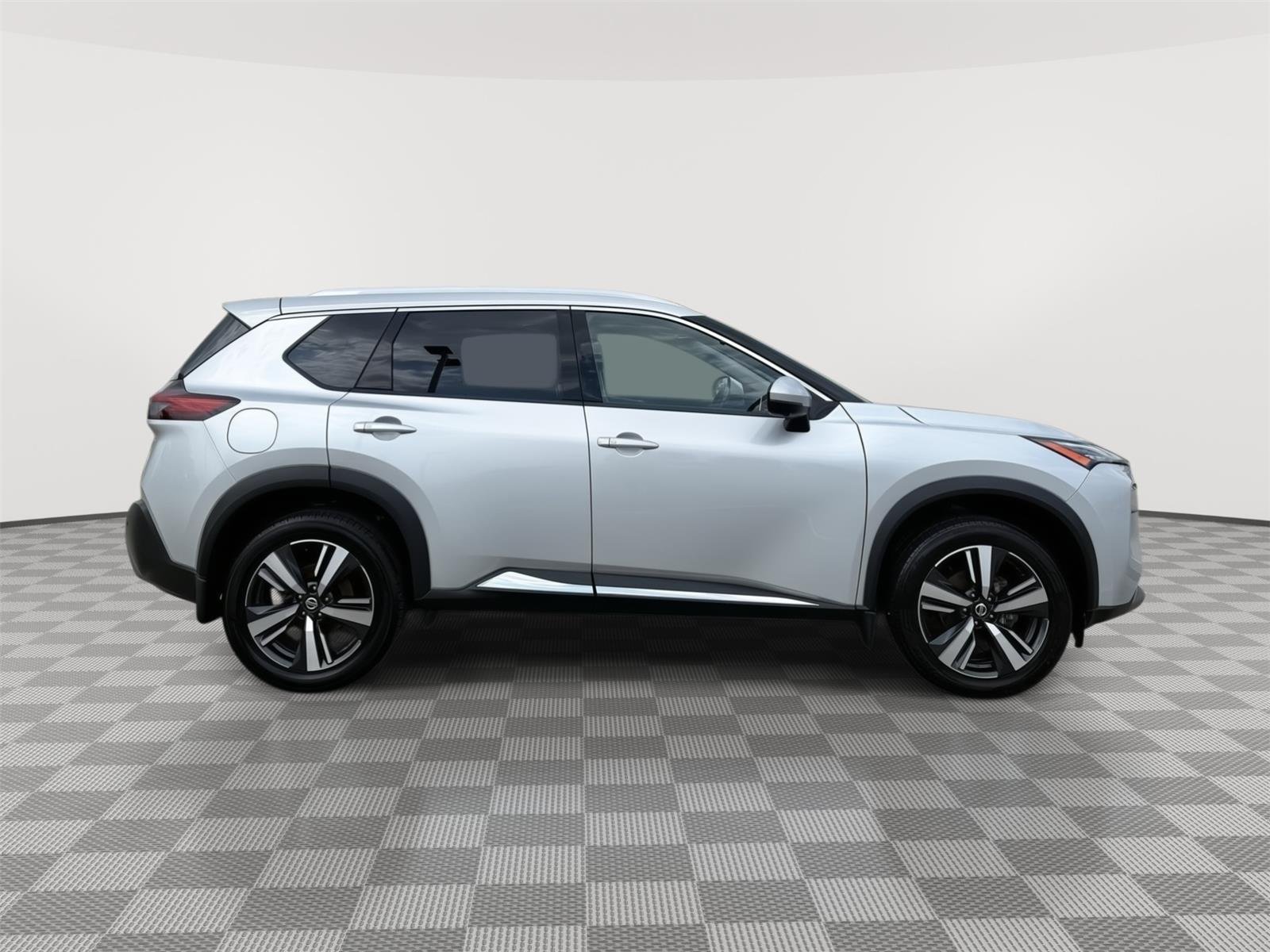 Used 2021 Brilliant Silver Metallic Nissan SL image 7