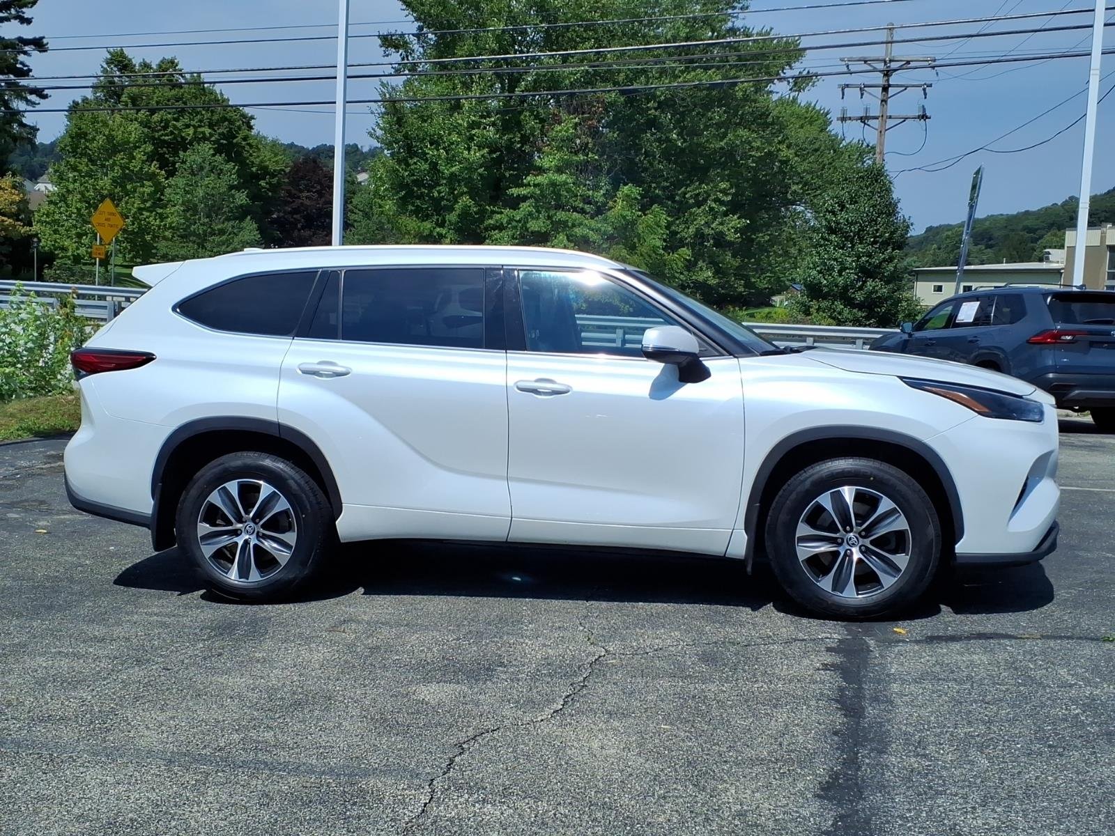 Used 2022 Wind Chill Pearl Toyota XLE image 2