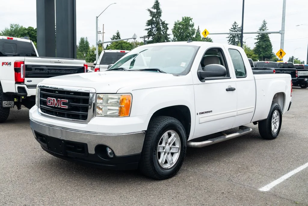 Used 2008 White GMC SLE1 image 3