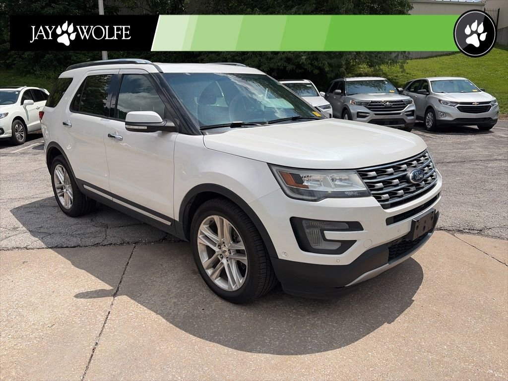 Used 2016 White Ford Limited image 3