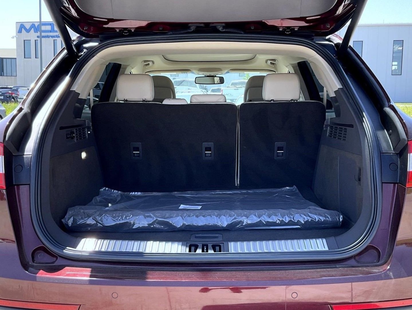 Used 2017 Red Lincoln Reserve image 22