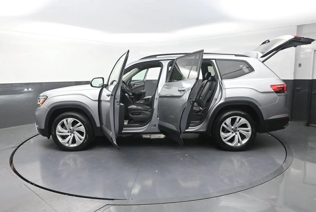 Used 2023 Silver Volkswagen 2.0T SE w/Technology image 32