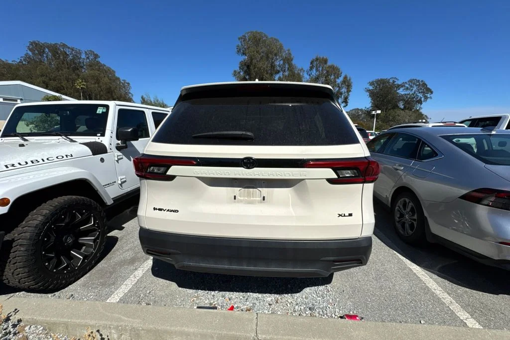 Used 2024 Coastal Cream Toyota XLE image 6