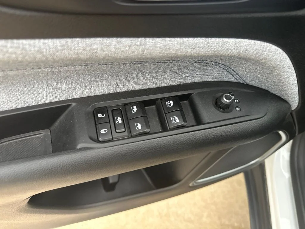 Used 2023 White Jeep Latitude image 7