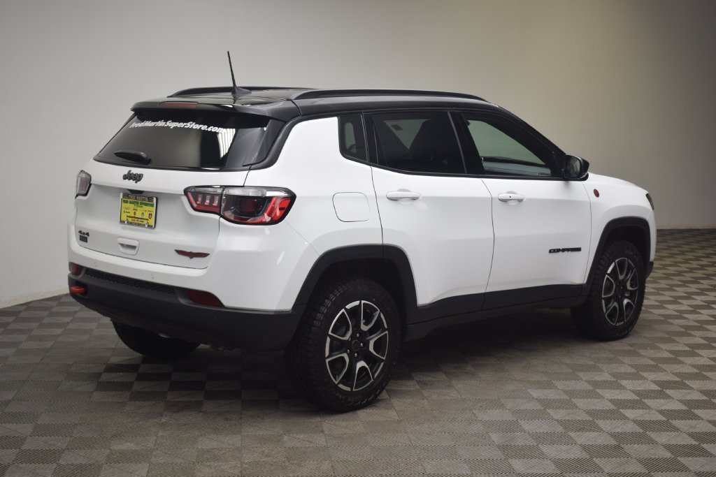 New 2026 Bright White Clear-Coat Exterior Paint Jeep Trailhawk image 5