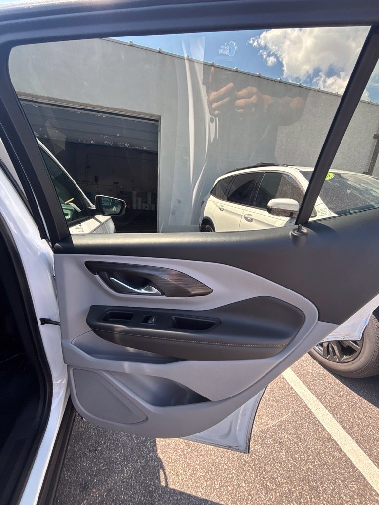 Used 2023 White GMC SLT image 21