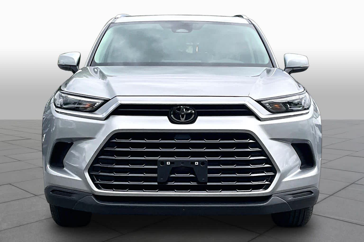 Used 2025 Celestial Silver Metallic Toyota XLE image 4
