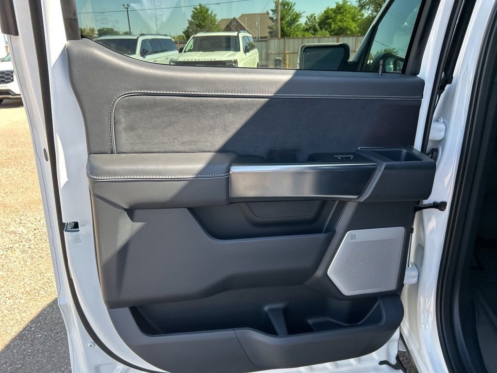 New 2026 Star White Metallic Tri-Coat Ford Platinum image 40