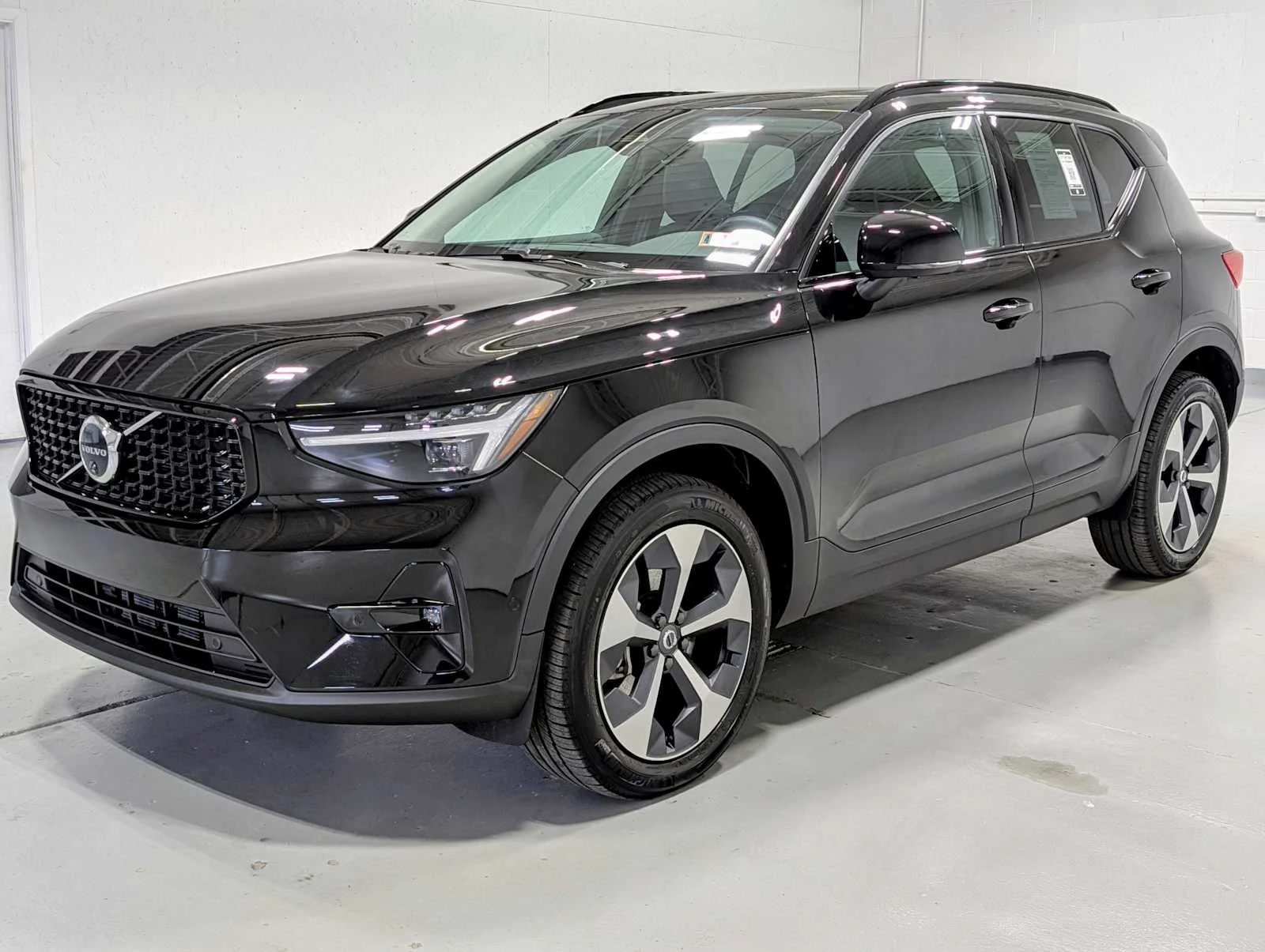 2026 Volvo XC40 B5 Plus Dark AWD's photo