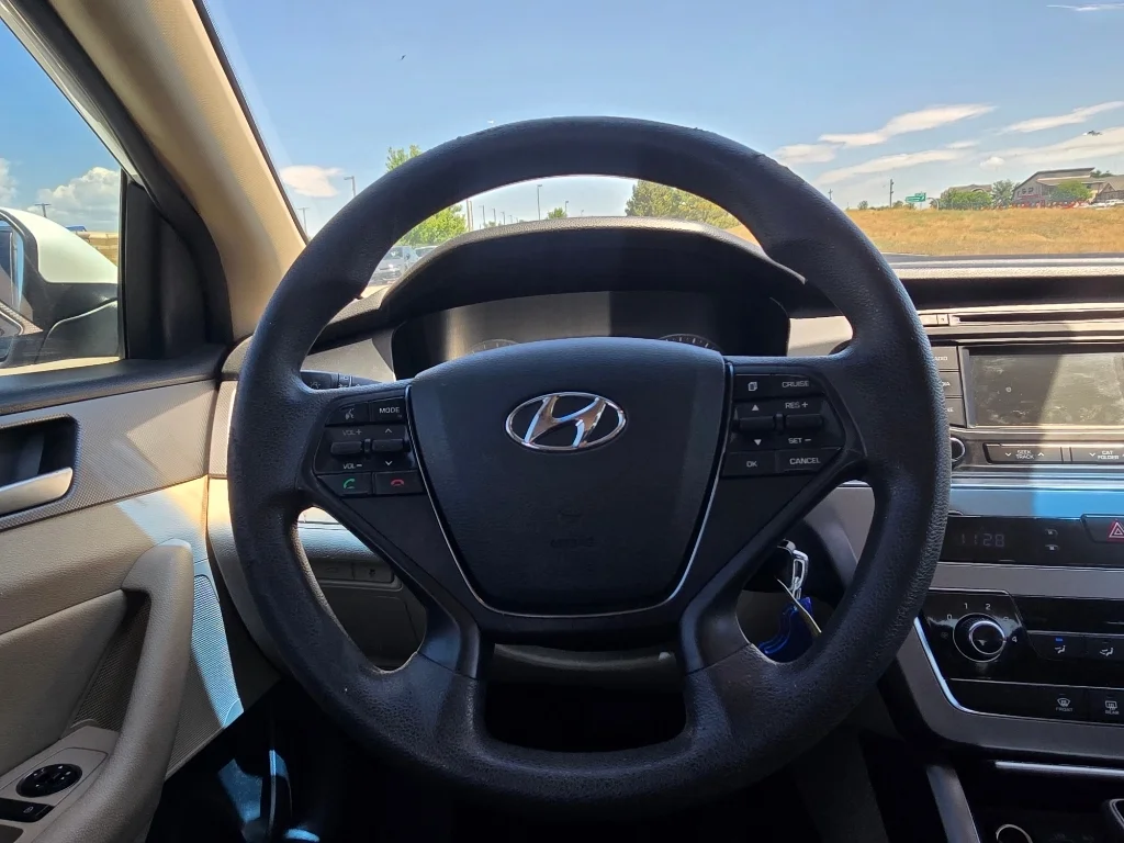 Used 2015 Quartz White Pearl Hyundai 2.4L SE image 27