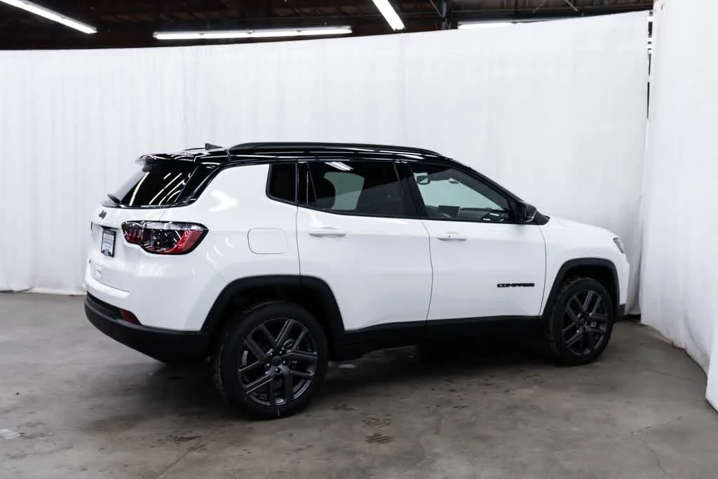 New 2026 Bright White Clear-Coat Exterior Paint Jeep Limited Altitude image 6