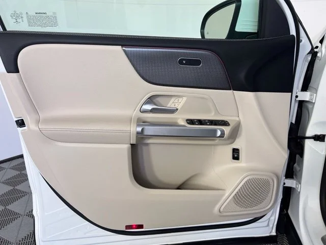 Used 2022 White Mercedes-Benz GLB 250 image 17