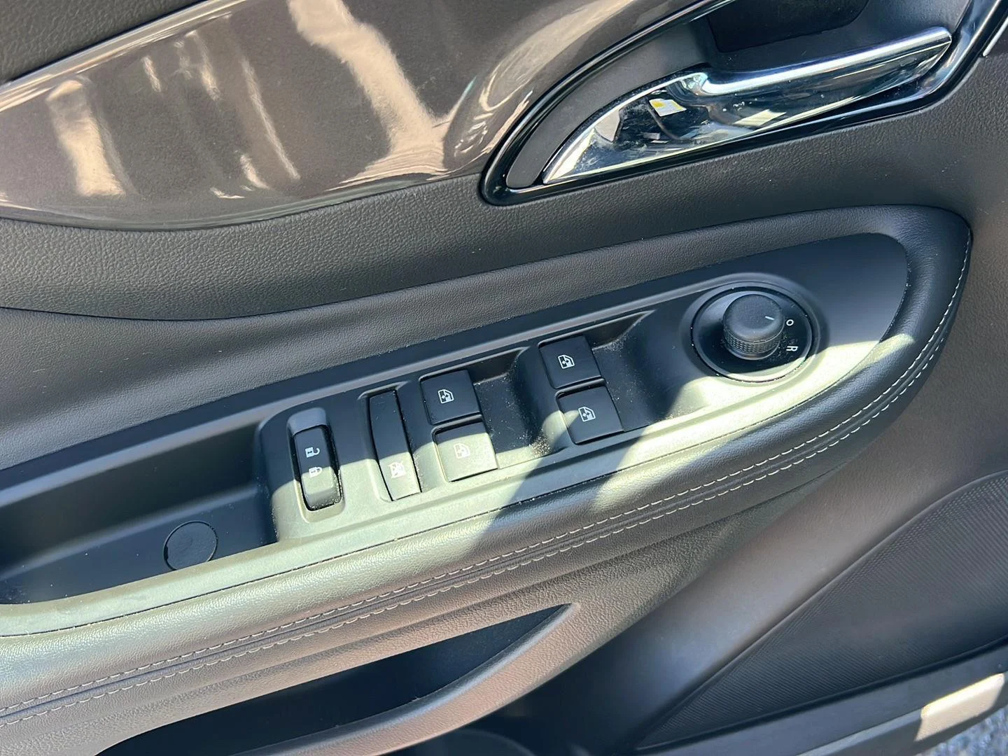 Used 2022 Ebony Twilight Metallic Buick Preferred image 30