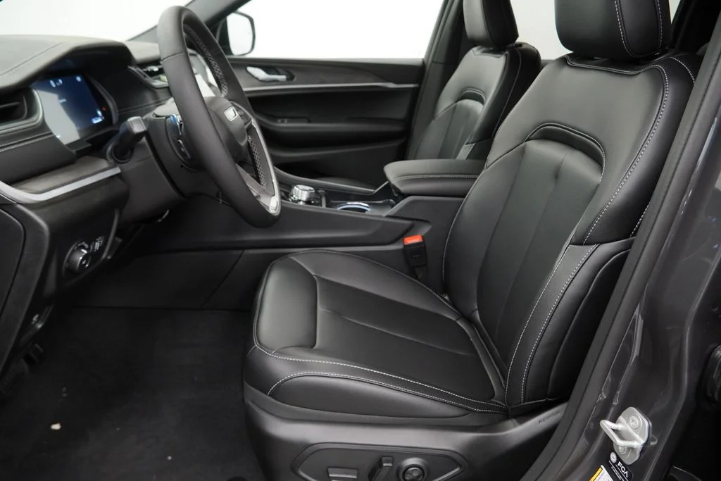 Used 2025 Gray Jeep Limited image 3